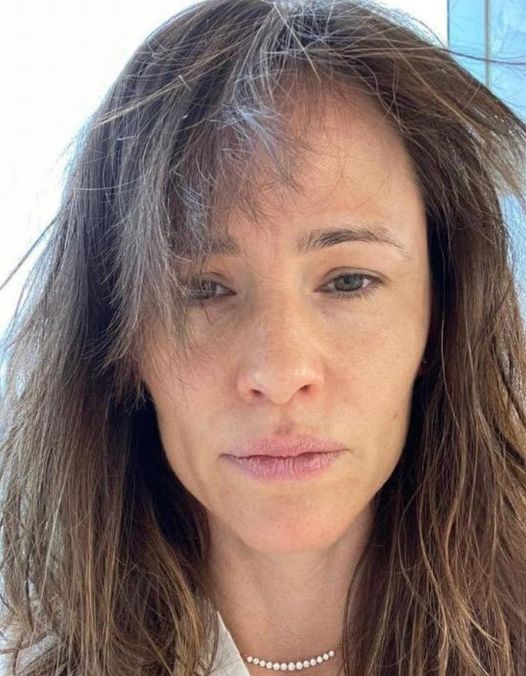 Jennifer Garner, 51, skips makeup and wears her hair wet while running errands in Brentwood… after THAT sweet talk with her ex-husband Ben Affleck �